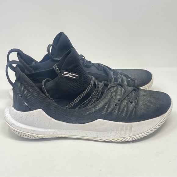 Under Armour Curry 5 Shoes Mens 8 Black White Silver Sneakers 3020657-101 - Picture 3 of 13